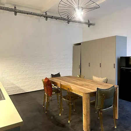 Classic Black In Vibrant Area 6 Berlin