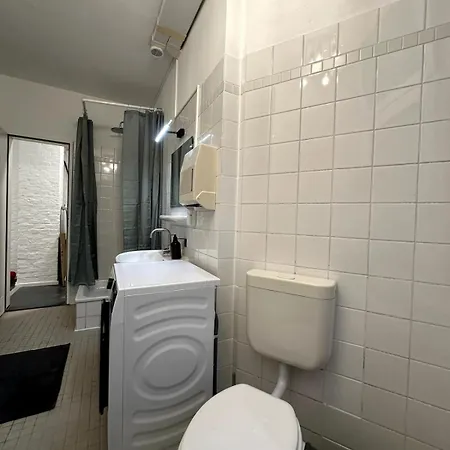 Classic Black In Vibrant Area 6 Apartment