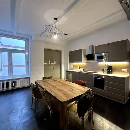 Apartment Classic Black In Vibrant Area 6 *