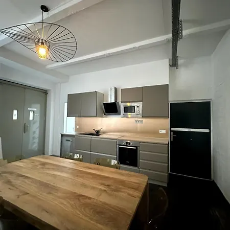 Apartment Classic Black In Vibrant Area 6 *