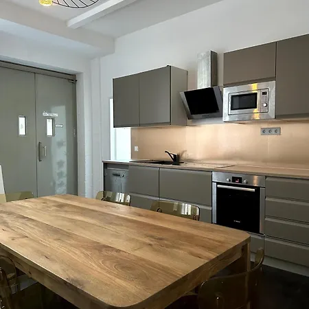 Classic Black In Vibrant Area 6 Apartment