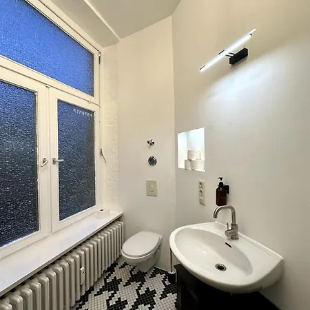 Apartment Classic Black In Vibrant Area 6