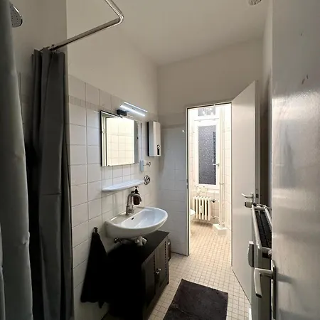 Apartment Classic Black In Vibrant Area 6